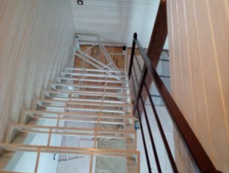 Лестница на двух косоурах с забежными ступенями