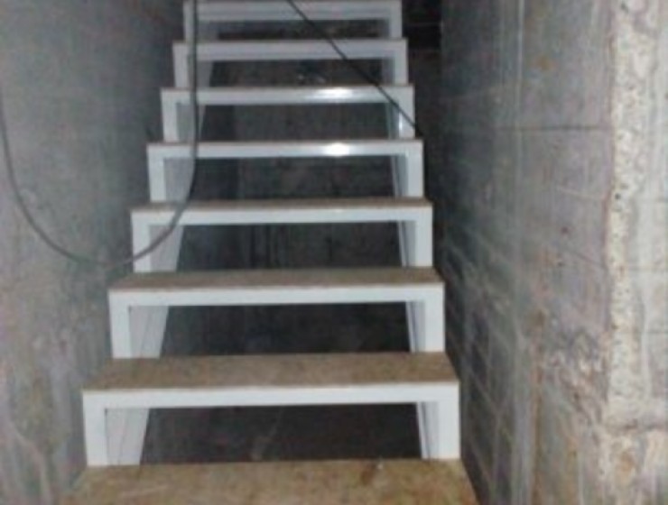 Лестница цокольного этажа