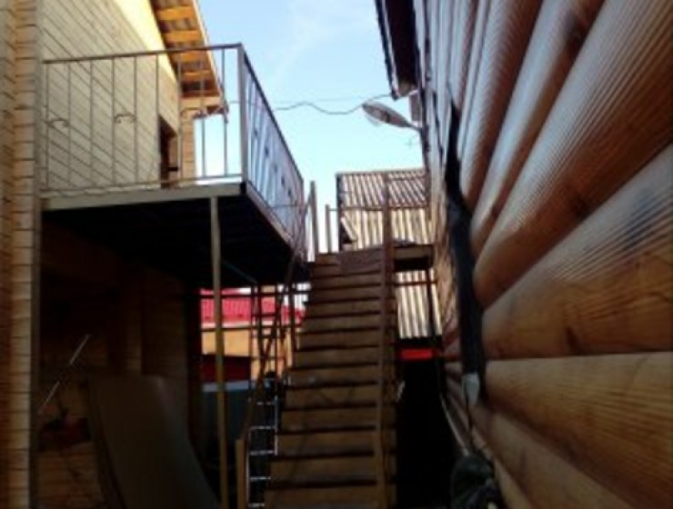 Лестница с балконом