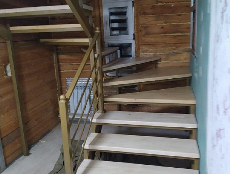 Лестница с забежными ступенями в количестве 6 штук
